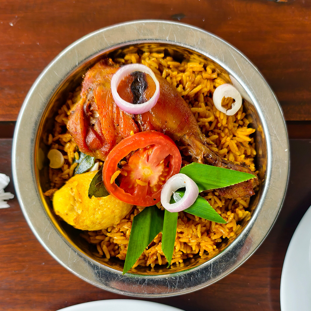 Cheap food in Sri Lanka: chicken and rice plate on a travel budget.