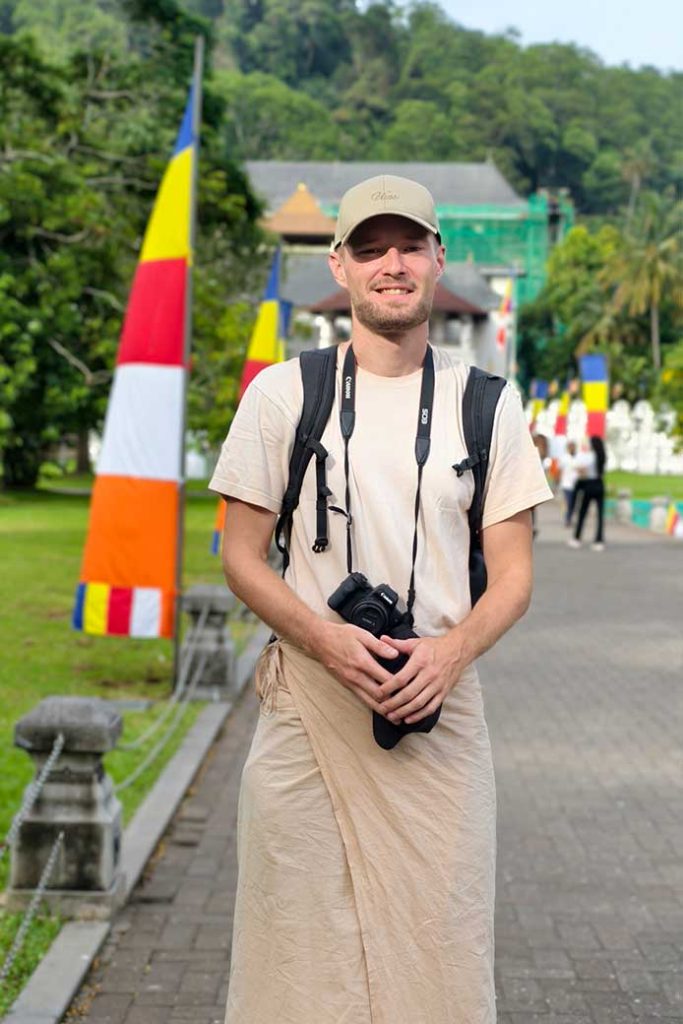 Petteri in front of Temple of Tooth in Kandy