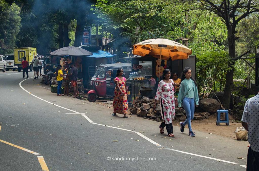 The roadside next to the Ravana waterfall