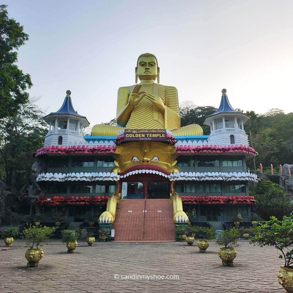 Entrance of Golden Temple in Dambulla