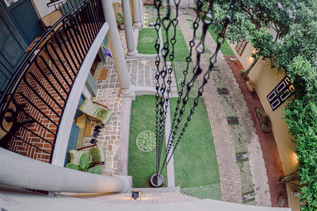 Garden area at Still Waters Artistry with greenery and outdoor seating.