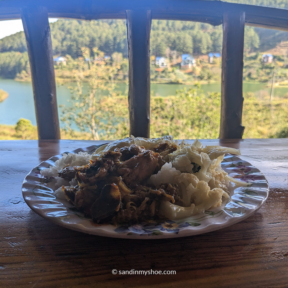 Lakeside restaurant along Tuyen Lam Lake with outdoor seating and a clear view across the water.
