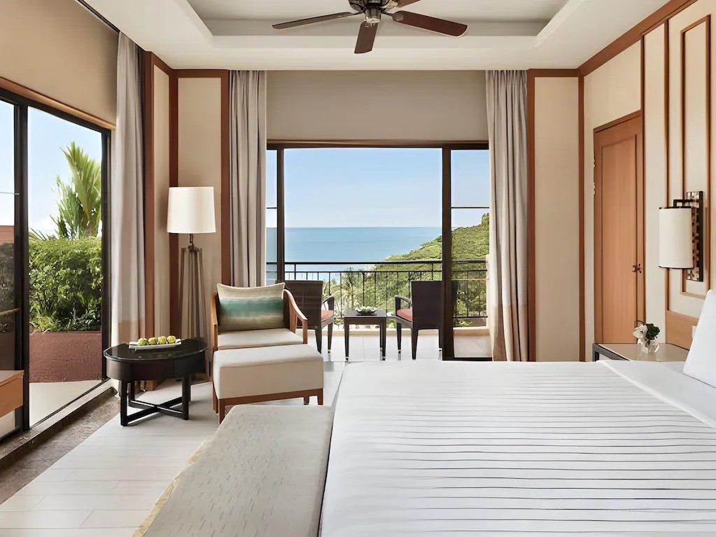 Spacious room at Shangri‑La Rasa Sayang featuring a balcony with a clear ocean view.
