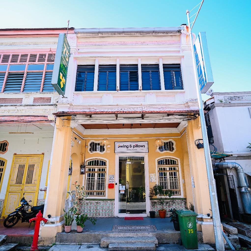 Entrance of Swing & Pillows hotel