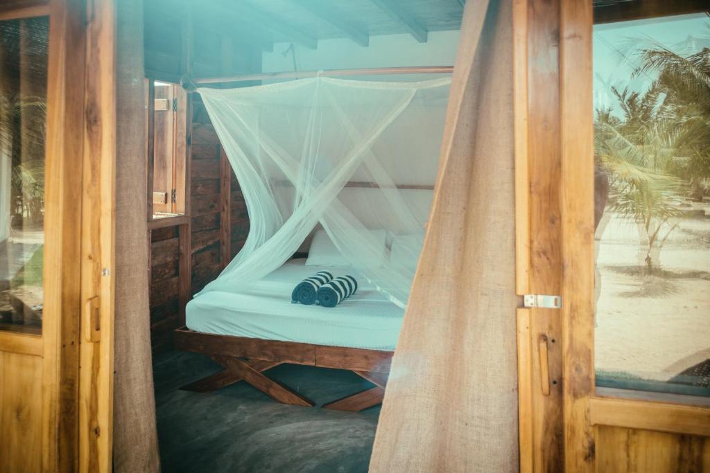 Simpe room with mosquito net in Whisky Point