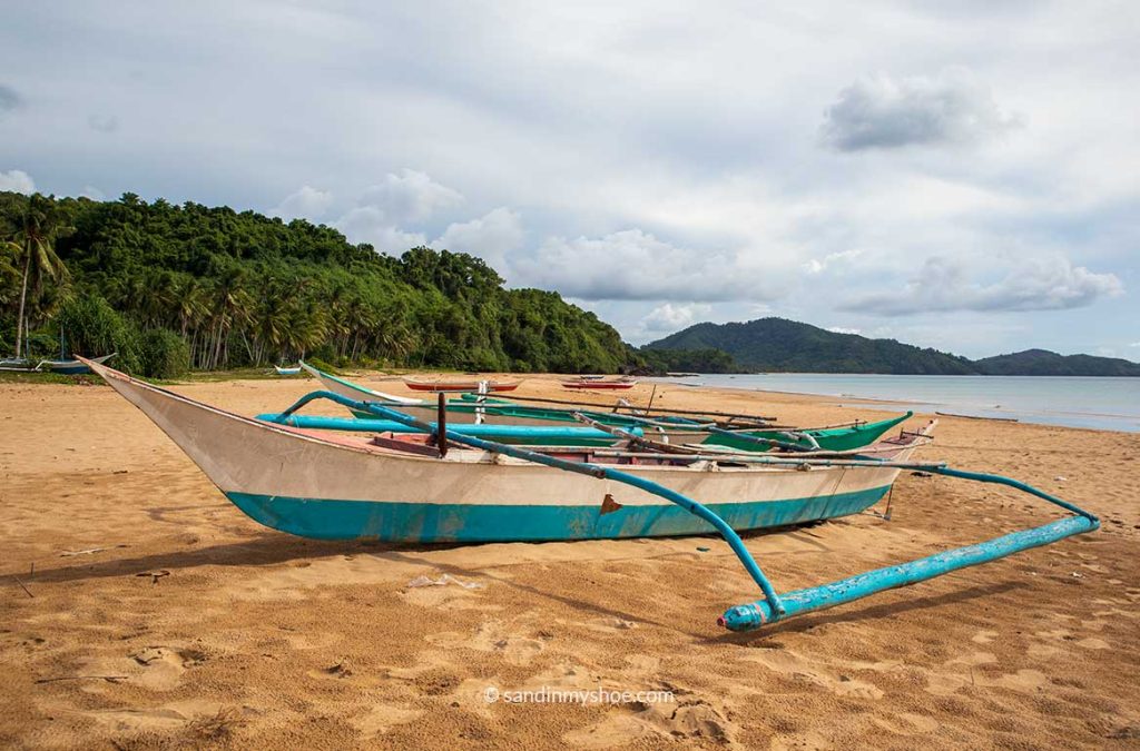 Duli beach with boats on shore.