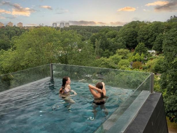 Hotel Clarion’s outdoor pool area with a vew of the nearby park.