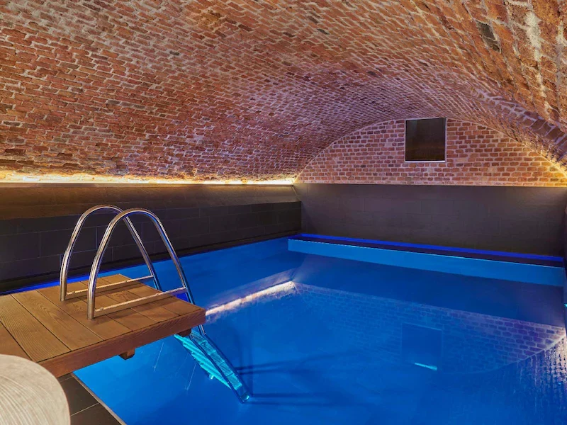 Pool in the basement of hotel Reisen.