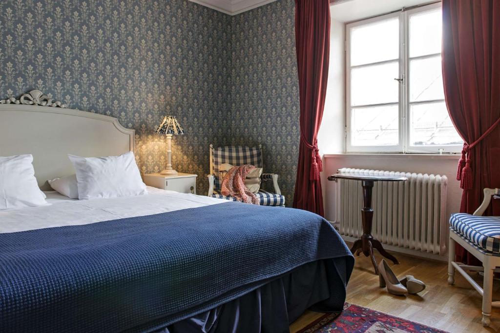 Cozy double room at Scandic Gamla Stan with warm lighting, classic décor, and a comfortable double bed.