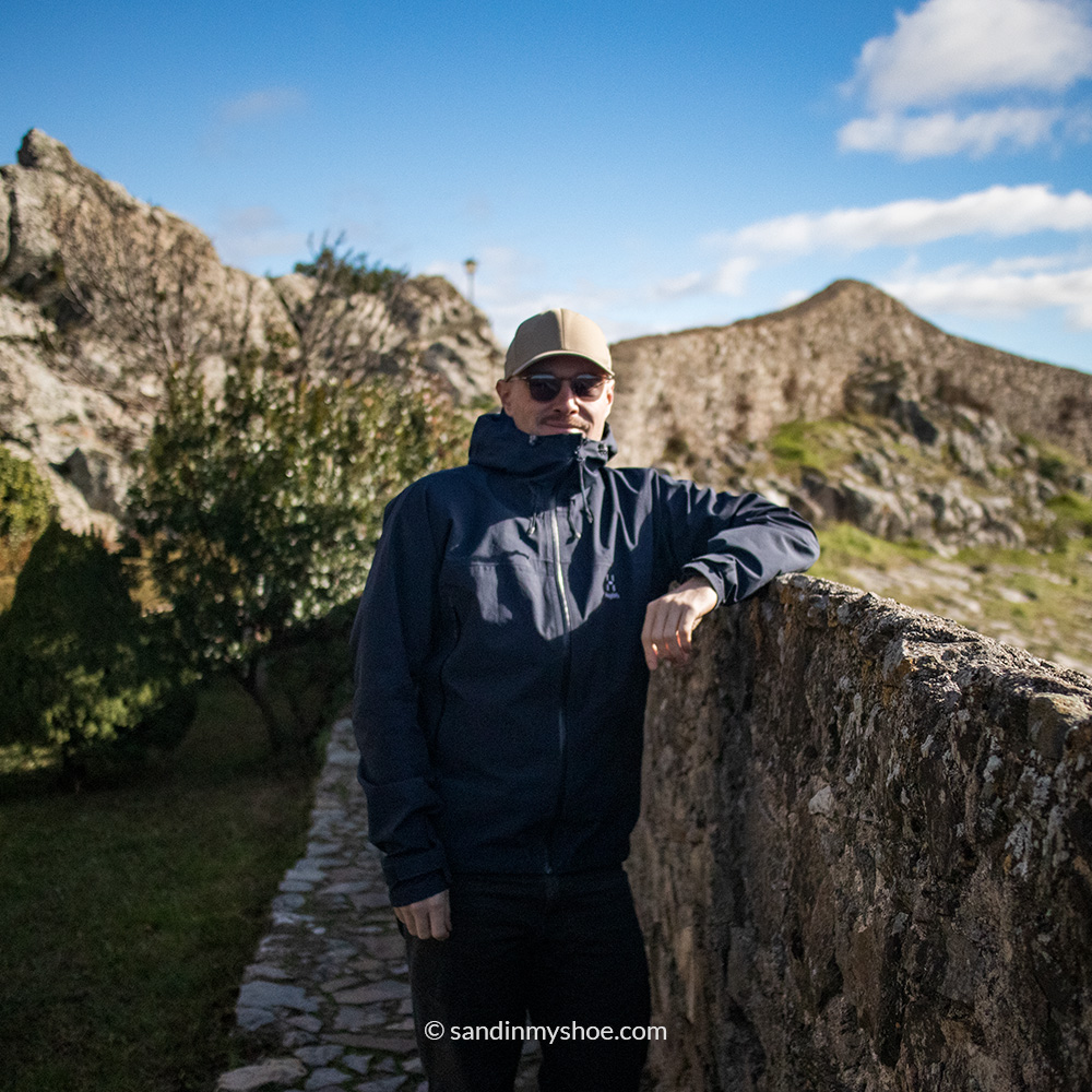 Petteri posing next to the wall och Marvão.