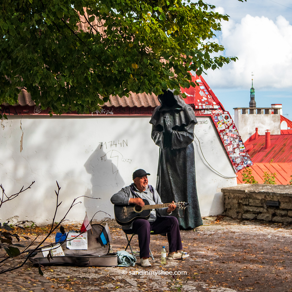 Street musician playing some tunes near the Kiek in de Kök museum.