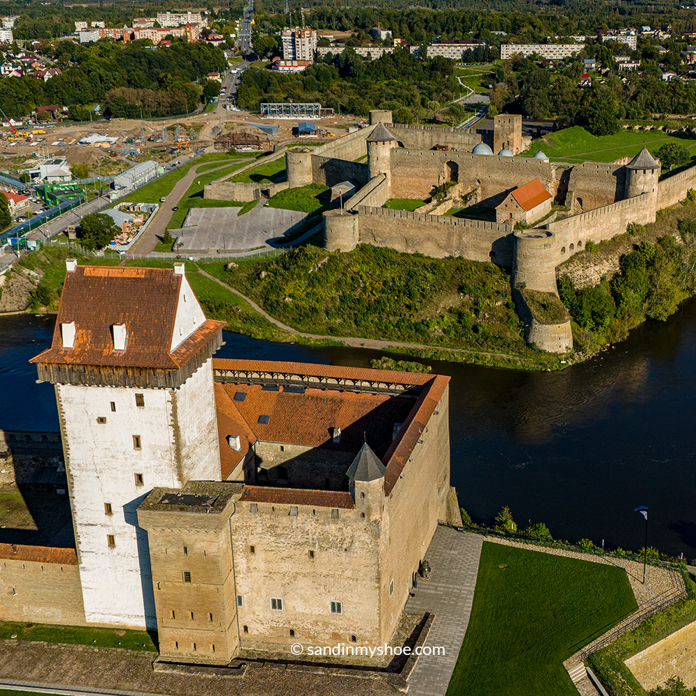 Arial image of Narva castle and ivangorod castle.